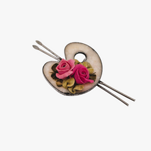 Charger l&#39;image dans la galerie, Broche vintage palette de peintre et pinceaux décorée de roses en relief, années 1950-1970
