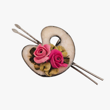 Charger l&#39;image dans la galerie, Broche vintage palette de peintre et pinceaux décorée de roses en relief, années 1950-1970
