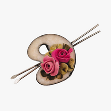 Charger l&#39;image dans la galerie, Broche vintage palette de peintre et pinceaux décorée de roses en relief, années 1950-1970
