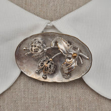 Load image into Gallery viewer, Broche aux pavots vintage en métal argenté
