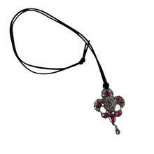 Load image into Gallery viewer, Broche-pendentif en métal argenté ajouré, sertie de pierres roses et bleues, début XXe Le Charme des Violettes - Brocante en ligne
