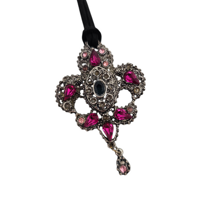 Broche-pendentif en métal argenté ajouré, sertie de pierres roses et bleues, début XXe Le Charme des Violettes - Brocante en ligne