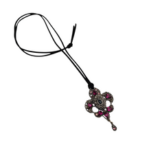 Load image into Gallery viewer, Broche-pendentif en métal argenté ajouré, sertie de pierres roses et bleues, début XXe Le Charme des Violettes - Brocante en ligne

