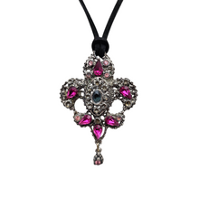 Load image into Gallery viewer, Broche-pendentif en métal argenté ajouré, sertie de pierres roses et bleues, début XXe Le Charme des Violettes - Brocante en ligne
