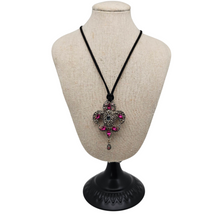 Load image into Gallery viewer, Broche-pendentif en métal argenté ajouré, sertie de pierres roses et bleues, début XXe Le Charme des Violettes - Brocante en ligne
