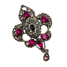Load image into Gallery viewer, Broche-pendentif en métal argenté ajouré, sertie de pierres roses et bleues, début XXe Le Charme des Violettes - Brocante en ligne
