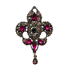 Load image into Gallery viewer, Broche-pendentif en métal argenté ajouré, sertie de pierres roses et bleues, début XXe Le Charme des Violettes - Brocante en ligne
