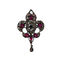 Load image into Gallery viewer, Broche-pendentif en métal argenté ajouré, sertie de pierres roses et bleues, début XXe Le Charme des Violettes - Brocante en ligne
