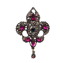 Load image into Gallery viewer, Broche-pendentif en métal argenté ajouré, sertie de pierres roses et bleues, début XXe Le Charme des Violettes - Brocante en ligne

