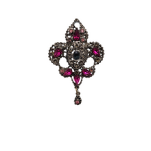 Load image into Gallery viewer, Broche-pendentif en métal argenté ajouré, sertie de pierres roses et bleues, début XXe Le Charme des Violettes - Brocante en ligne
