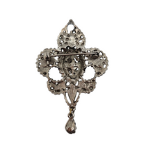 Load image into Gallery viewer, Broche-pendentif en métal argenté ajouré, sertie de pierres roses et bleues, début XXe Le Charme des Violettes - Brocante en ligne
