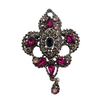 Load image into Gallery viewer, Broche-pendentif en métal argenté ajouré, sertie de pierres roses et bleues, début XXe Le Charme des Violettes - Brocante en ligne
