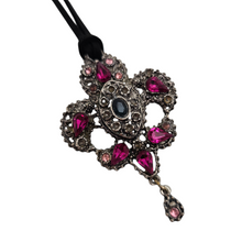 Load image into Gallery viewer, Broche-pendentif en métal argenté ajouré, sertie de pierres roses et bleues, début XXe Le Charme des Violettes - Brocante en ligne
