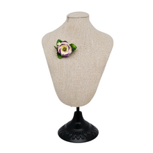 Charger l'image dans la galerie, Broche florale en porcelaine Staffordshire “Violetta” Cara China, Angleterre, années 1960-1970 Le Charme des Violettes - Brocante en ligne
