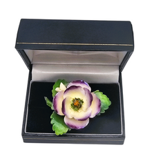 Charger l'image dans la galerie, Broche florale en porcelaine Staffordshire “Violetta” Cara China, Angleterre, années 1960-1970 Le Charme des Violettes - Brocante en ligne
