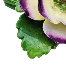 Charger l'image dans la galerie, Broche florale en porcelaine Staffordshire “Violetta” Cara China, Angleterre, années 1960-1970 Le Charme des Violettes - Brocante en ligne
