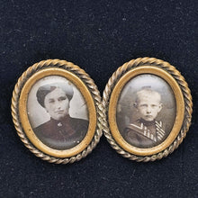 Load image into Gallery viewer, Broche porte-photos double en métal doré torsadé et verre bombé, années 1900
