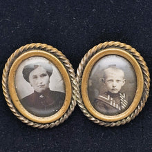 Load image into Gallery viewer, Broche porte-photos double en métal doré torsadé et verre bombé, années 1900
