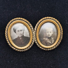 Load image into Gallery viewer, Broche porte-photos double en métal doré torsadé et verre bombé, années 1900
