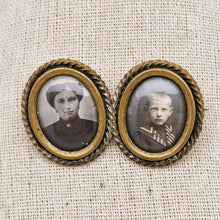 Load image into Gallery viewer, Broche porte-photos double en métal doré torsadé et verre bombé, années 1900
