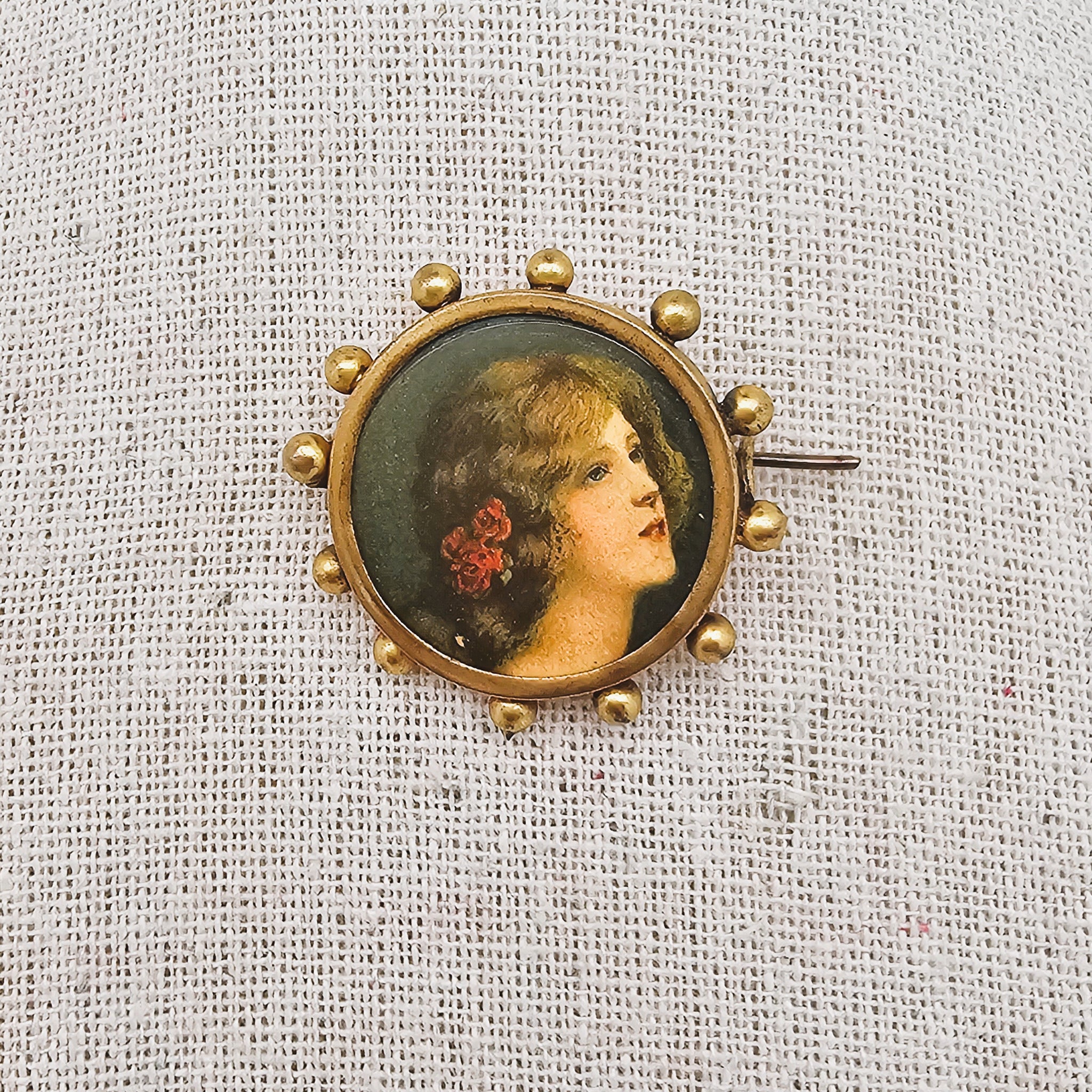 Broche vintage française Belle Epoque en or sertie de diamants et de perles médailliste revival Broche vintage française Belle Epoque en or sertie de diamants et de perles médailliste revival