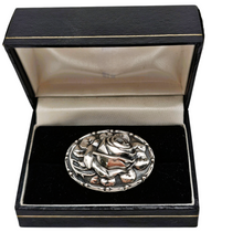Load image into Gallery viewer, Broche ovale en argent 830 au décor de rose en relief – Poinçon TH, 1930-1960 Le Charme des Violettes - Brocante en ligne
