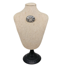 Load image into Gallery viewer, Broche ovale en argent 830 au décor de rose en relief – Poinçon TH, 1930-1960 Le Charme des Violettes - Brocante en ligne
