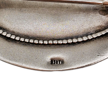 Load image into Gallery viewer, Broche ovale en argent 830 au décor de rose en relief – Poinçon TH, 1930-1960 Le Charme des Violettes - Brocante en ligne
