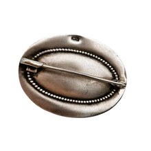 Load image into Gallery viewer, Broche ovale en argent 830 au décor de rose en relief – Poinçon TH, 1930-1960 Le Charme des Violettes - Brocante en ligne
