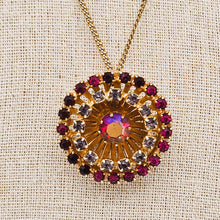 Charger l&#39;image dans la galerie, Broche - pendentif vintage sertie de strass roses et violets et sa chaîne, années 1950
