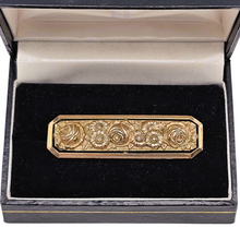 Charger l'image dans la galerie, Broche ciselée de roses et de marguerites en métal doré, années 1940 Le Charme des Violettes - Brocante en ligne
