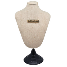 Charger l'image dans la galerie, Broche ciselée de roses et de marguerites en métal doré, années 1940 Le Charme des Violettes - Brocante en ligne
