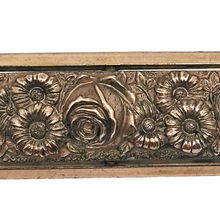 Charger l'image dans la galerie, Broche ciselée de roses et de marguerites en métal doré, années 1940 Le Charme des Violettes - Brocante en ligne
