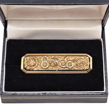 Charger l'image dans la galerie, Broche ciselée de roses et de marguerites en métal doré, années 1940 Le Charme des Violettes - Brocante en ligne
