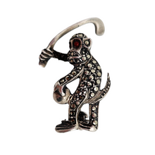 Afbeelding in Gallery-weergave laden, Broche en forme de singe jouant au hockey en argent et marcassites, années 1920-1930
