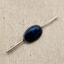 Load image into Gallery viewer, Broche moderniste en argent sertie d&#39;une sodalite ovale, années 1940
