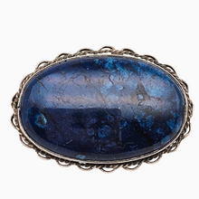 Load image into Gallery viewer, Broche moderniste en argent sertie d&#39;une sodalite ovale, années 1940
