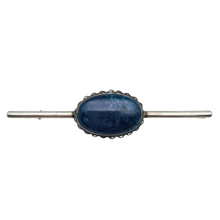 Load image into Gallery viewer, Broche moderniste en argent sertie d&#39;une sodalite ovale, années 1940
