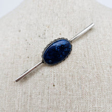 Load image into Gallery viewer, Broche moderniste en argent sertie d&#39;une sodalite ovale, années 1940
