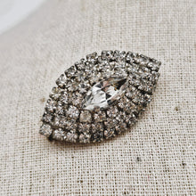 Load image into Gallery viewer, Broche vintage en forme d&#39;amande sertie de strass, années 1950
