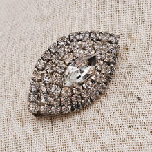 Load image into Gallery viewer, Broche vintage en forme d&#39;amande sertie de strass, années 1950
