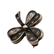 Load image into Gallery viewer, Broche en forme de trèfle en argent et vermeil, vers 1900
