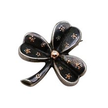 Load image into Gallery viewer, Broche en forme de trèfle en argent et vermeil, vers 1900
