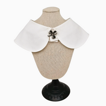 Load image into Gallery viewer, Broche en forme de trèfle en argent et vermeil, vers 1900
