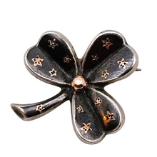 Load image into Gallery viewer, Broche en forme de trèfle en argent et vermeil, vers 1900
