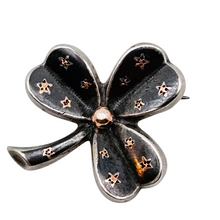Load image into Gallery viewer, Broche en forme de trèfle en argent et vermeil, vers 1900
