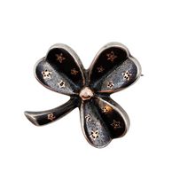 Load image into Gallery viewer, Broche en forme de trèfle en argent et vermeil, vers 1900
