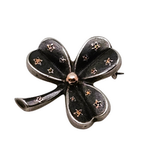 Load image into Gallery viewer, Broche en forme de trèfle en argent et vermeil, vers 1900
