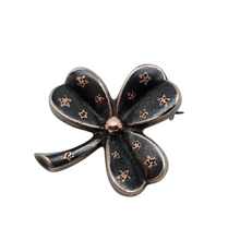 Load image into Gallery viewer, Broche en forme de trèfle en argent et vermeil, vers 1900
