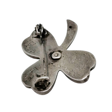 Load image into Gallery viewer, Broche en forme de trèfle en argent et vermeil, vers 1900
